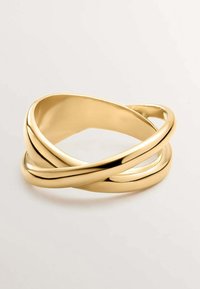 Brazalete de metal dorado entrelazado con una superficie lisa y brillante. Presenta dos bandas retorcidas que forman una forma elegante y aerodinámica.