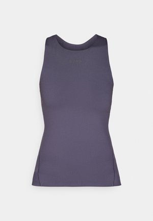 Αμάνικο αθλητικό τοπ σε βαθύ μοβ χρώμα. Κατασκευασμένο από λείο, ελαστικό ύφασμα με στρογγυλή λαιμόκοψη και ελάχιστες ραφές. Εκτύπωση λογότυπου στο στήθος.