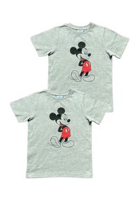 Twee grijze katoenen t-shirts met een afbeelding van een cartoonfiguur met zwarte oren en rode shorts, zij aan zij weergegeven.