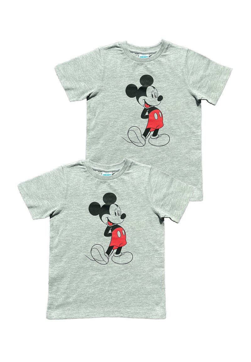 Twee grijze katoenen t-shirts met een afbeelding van een cartoonfiguur met zwarte oren en rode shorts, zij aan zij weergegeven.