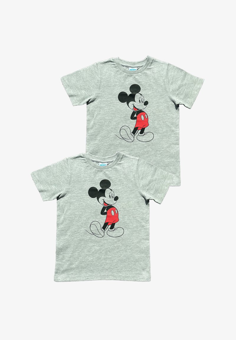 Twee grijze katoenen t-shirts met een afbeelding van een cartoonfiguur met zwarte oren en rode shorts, zij aan zij weergegeven.