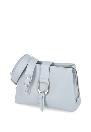 Hellblaue Lederhandtasche mit silberner Schnalle, abnehmbarem Riemen und Reißverschluss, im Winkel vor weißem Hintergrund gezeigt.