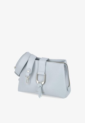 Hellblaue Lederhandtasche mit silberner Schnalle, abnehmbarem Riemen und Reißverschluss, im Winkel vor weißem Hintergrund gezeigt.