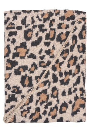 Couverture en tricot avec une base beige et un motif léopard en noir et marron, finition avec une couture décorative le long des bords.