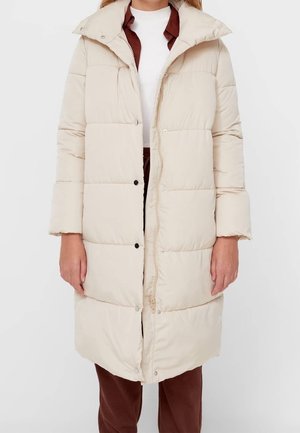 Cappotto puffer beige con cappuccio, dotato di chiusura con zip e bottoni a scatto, motivo trapuntato orizzontale e tasche laterali.