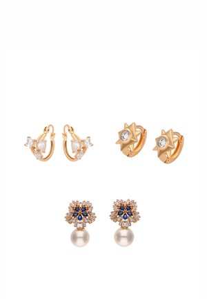 Trei perechi de cercei aurii: cercuri cu pietre transparente, cercei în formă de stea cu pietre centrale și cercei florali cu accente albastre și perle suspendate.