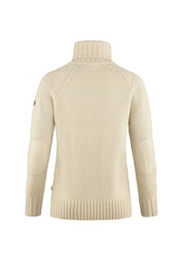 Maglione beige lavorato a maglia con colletto alto. Presenta polsini e orlo a costine, cuciture sulle spalle e toppe sui gomiti, esibendo un tessuto testurizzato.
