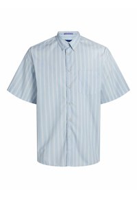Camisa de botones de manga corta en azul claro con rayas verticales blancas, que cuenta con un único bolsillo en el pecho y un diseño de cuello clásico.