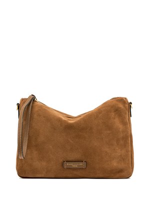 Sac à main en suède marron avec une fermeture éclair sur le dessus, une lanière poignet d'un côté et une petite étiquette rectangulaire dorée à l'avant.