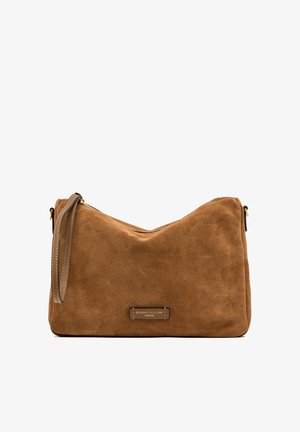 Borsa in camoscio marrone con cerniera superiore, cinturino per polso su un lato e piccola etichetta rettangolare dorata sulla parte anteriore.