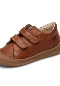 Hnědé kožené boty se dvěma suchými zipy, perforovanými detaily na svršku a gumovou podešví. Mají kulatou špičku a prošívané akcenty.