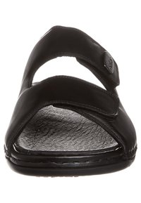 Sort sandal med to justerbare remme og en rund tå. Fremstillet af glat læder med en tekstureret indersål og en robust gummisål.