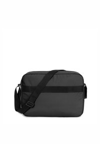 Borsa a tracolla nera realizzata in tessuto resistente, con forma rettangolare, tracolla regolabile e una prominente fascia orizzontale decorativa.
