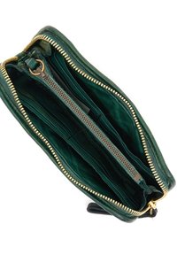 Portafoglio verde in pelle con zip dorata, dotato di più scomparti e una texture liscia. Interno foderato in tessuto verde abbinato.