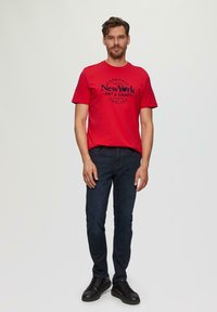 s.Oliver MIT FRONT - T-Shirt print - rot