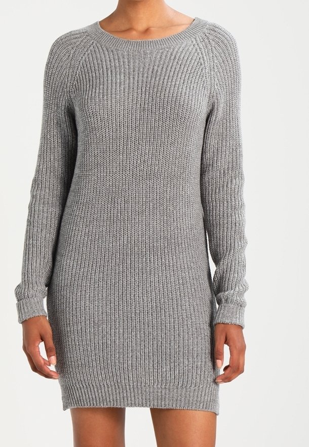 Grå stickad klänning med långa ärmar, ribbad textur och rund halsringning. Kort längd och tajt passform vid ärmsluten och nederkant.