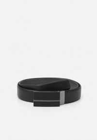 Cinturón de cuero negro con un acabado suave, que presenta una hebilla metálica rectangular de diseño sencillo y una tira texturizada.