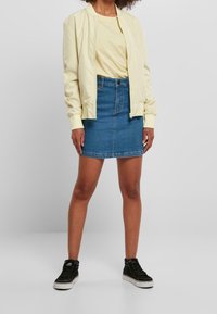 Urban Classics Bomberjacka - yellow