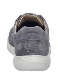 Graue Wildleder-Sneaker mit einer weißen Gummisohle, abgerundetem Absatz und dezenten Nähdetails. Das Innere hat eine beigen Fütterung.