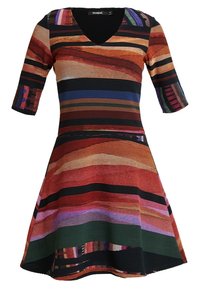 Abito multicolore con scollo a V e maniche corte. Motivo a righe verticali in nero, rosso e blu. Silhouette ad A svasata, texture a coste.