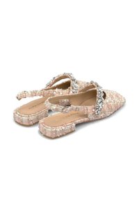 Scarpe slingback in tweed rosa con perline, punta affusolata, suola piatta e decorazioni in strass sulle cinghie.
