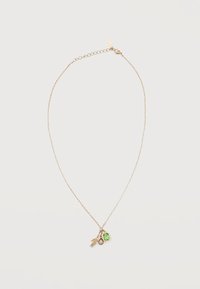 Collier délicat en chaîne d'or avec trois breloques : un petit oiseau, une gemme en forme de larme rose, et une gemme rectangulaire verte plus grande.