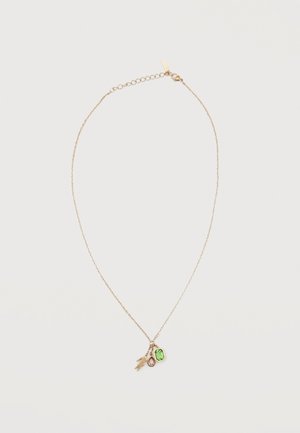 Collana delicata con catena d'oro e tre ciondoli: un uccellino piccolo, una gemma a goccia rosa e una gemma rettangolare verde più grande.