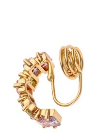 Gouden oorbel met een gebogen ontwerp, versierd met kleurrijke stenen in verschillende vormen, met een opgerolde draadsluiting aan de achterkant.