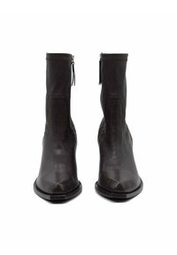 Zwarte leren enkellaarzen met een gladde afwerking, een spitse neus en ritsen aan de zijkant, met een licht gestructureerde bovenkant en een platte hak.