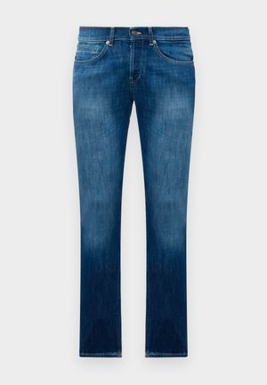 Jeans in denim blu con un lavaggio sbiadito, design a cinque tasche, chiusura con bottone e vestibilità a gamba dritta su sfondo bianco.