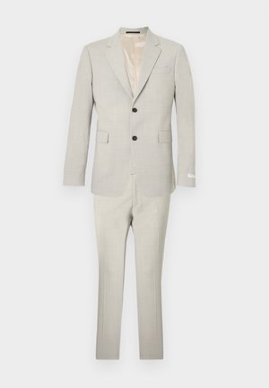 Traje gris claro hecho de tela texturizada. Incluye un blazer de un solo botón con dos botones y pantalones a juego con bolsillos laterales.