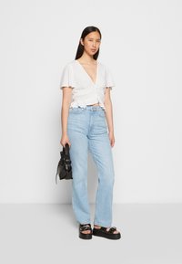 NA-KD FRONT ROUCHING FRILL - T-shirt estampada - white
