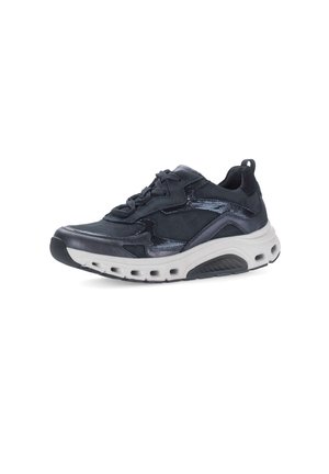 Sneaker nera in mesh e suede con accenti metallici, punta arrotondata, collarino imbottito, lacci e suola ammortizzata con fori per la ventilazione.