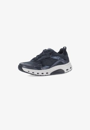 Schwarze Netz- und Wildledersneaker mit metallischen Akzenten, runder Zehenpartie, gepolstertem Kragen, Schnürung und gepolsterter Sohle mit Belüftungslöchern.