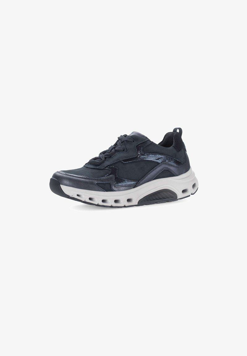Zapatillas de malla negra y ante con acentos metálicos, punta redonda, cuello acolchado, cordones y suela acolchada con orificios de aire.