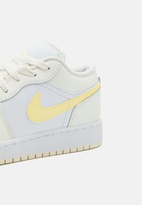 Jordan AIR JORDAN 1 UNISEX - Tossud - sail/light laser orange/white/laser fuchsia
