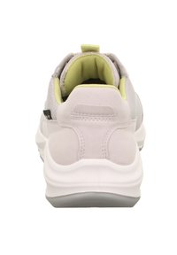 Grauer Sneaker mit einem strukturierten Mesh-Obermaterial, Wildlederakzenten, gepolstertem Kragen und einer weißen Gummisohle. Enthält ein grünes Innenfutter und eine Schlaufe.
