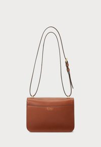 Borsa a tracolla in pelle marrone con una texture liscia, dettagli in metallo dorato e tracolla regolabile. Design rettangolare con chiusura a pattina.