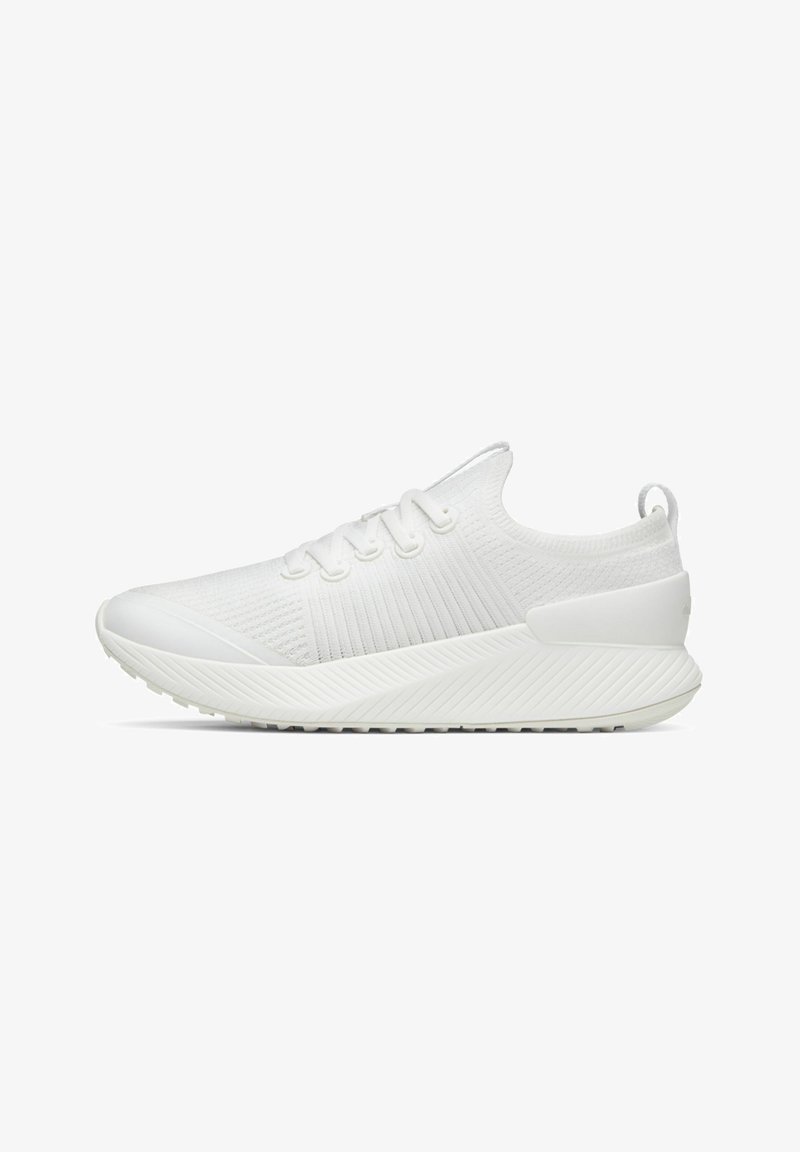 Sneaker sportiva bianca low-top con tomaia in maglia, chiusura con lacci, suola spessa e testurizzata e linguetta sul tallone, mostrata di profilo laterale.