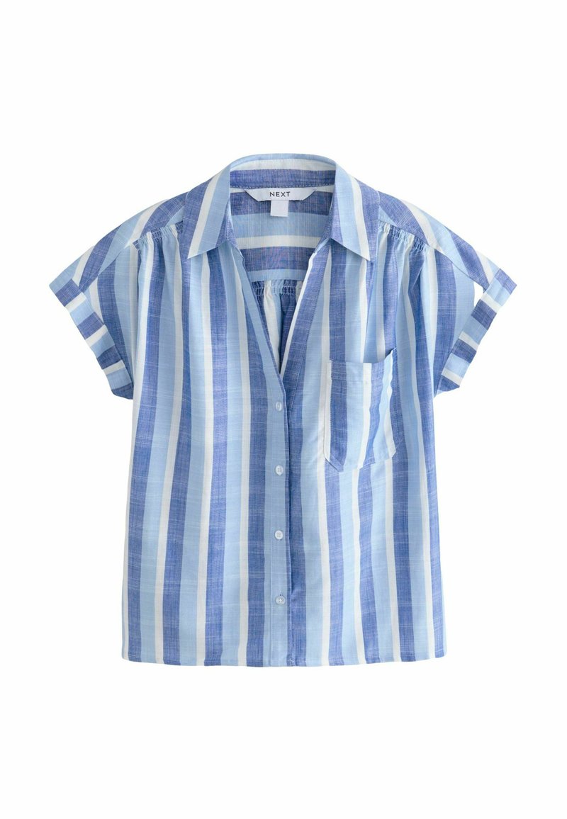 Camisa de manga corta a rayas en tonos azul claro y oscuro, con cuello, cierre de botones y un bolsillo frontal.