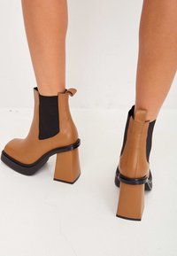 Cesare Gaspari Botines con plataforma - brown