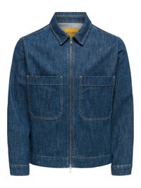 Denimjakke i mørk blå med glidelås foran, to store lappelommer, spiss krage og rene linjer. Laget av lett teksturert stoff.