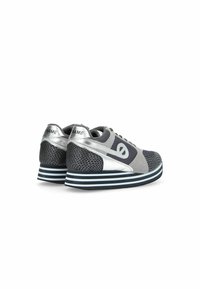 Chunky sneakers met een mix van grijze mesh en zilveren accenten, met gestreepte zolen en een textuurpaneel aan de achterzijde. Rondneus ontwerp.