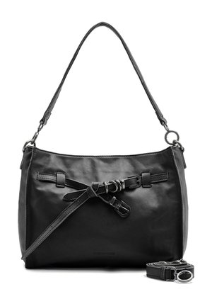 Sac à bandoulière en cuir noir avec poignée supérieure, sangles décoratives à double boucle à l'avant, et une bandoulière amovible à côté.