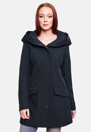 Parka imperméable bleu marine avec une grande capuche, fermeture éclair et poches avant. Présente un logo subtil et une texture lisse.