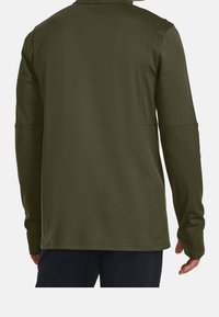 Olivgrüne Jacke mit langen Ärmeln und glatter Textur. Verfügt über einen hohen Kragen und Nähtedetails, sichtbare Taschen auf der Rückseite.