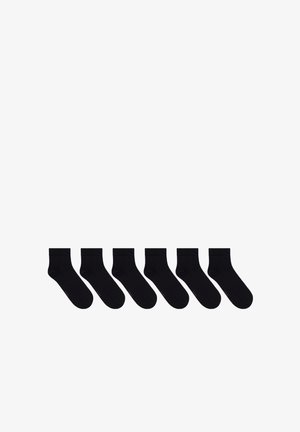 Zestaw sześciu czarnych skarpetek wykonanych z gładkiego, elastycznego materiału; długość do kostki z żebrowanym mankietem i minimalnymi detalami z logo.