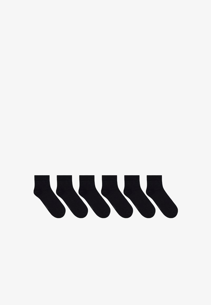 Zestaw sześciu czarnych skarpetek wykonanych z gładkiego, elastycznego materiału; długość do kostki z żebrowanym mankietem i minimalnymi detalami z logo.