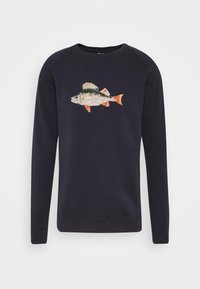 Marinblå sweatshirt med långa ärmar som har en broderad fiskdesign i flerfärgad tråd. Ribbat avslut på ärmar och nederkant. Mjuk tygkvalitet.