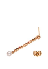 Pendiente de oreja de oro con un diseño lineal que incluye múltiples gemas rojas y claras incrustadas, terminado en un detalle redondo de perla blanca. Acompañado de un respaldo.